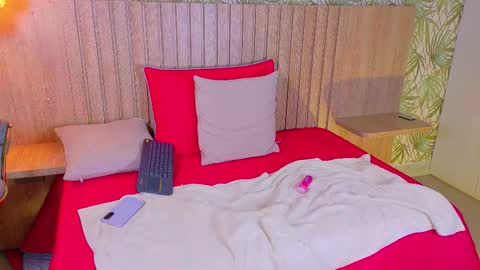 Mia online show from December 2025 02:14:02 PM