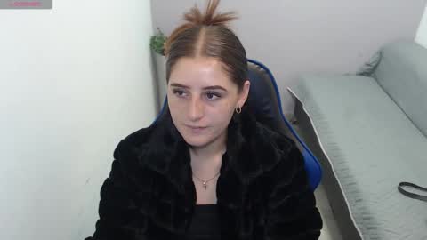 Mia online show from October 2025 01:23:01 PM