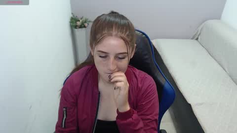 Mia online show from November 2025 01:22:04 PM