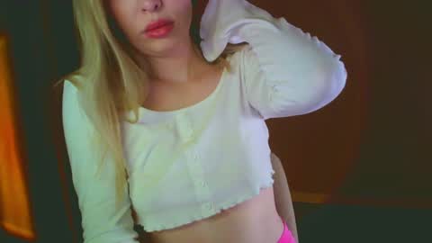 Mia online show from December 2024 08:51:01 PM