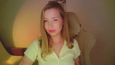 Snapshot of mia_fleur_ chatting on June 2026 08:44:02 PM Mia online show from June 2026 08:44:02 PM