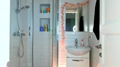 Mia online show from January 2025 09:02:02 AM