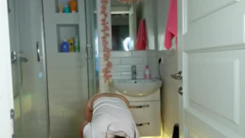 Mia online show from February 2025 05:42:02 AM