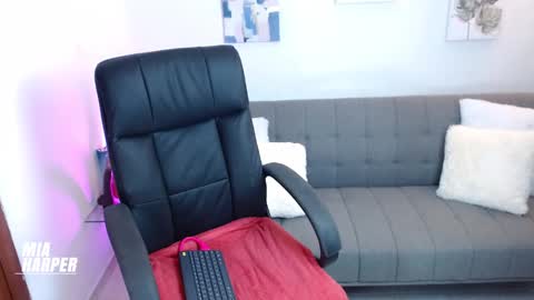 Mia online show from September 2025 03:05:01 AM