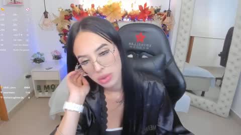Snapshot of mia_jonnees chatting on December 2024 03:33:02 PM online show from December 2024 03:33:02 PM