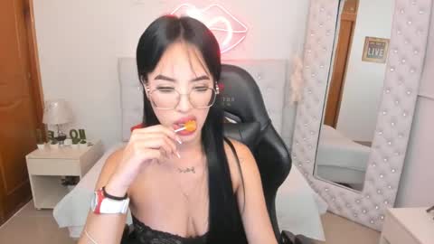 Snapshot of mia_jonnees chatting on January 2025 12:58:01 PM online show from January 2025 12:58:01 PM