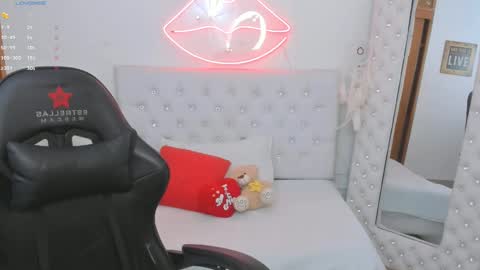 Snapshot of mia_jonnees chatting on January 2025 04:00:02 PM online show from January 2025 04:00:02 PM