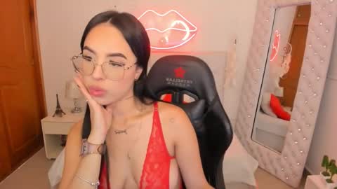 Snapshot of mia_jonnees chatting on February 2025 12:50:01 PM online show from February 2025 12:50:01 PM