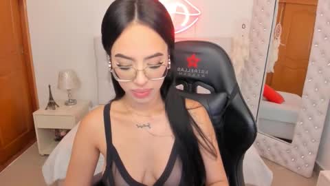 Snapshot of mia_jonnees chatting on February 2025 12:44:02 PM online show from February 2025 12:44:02 PM