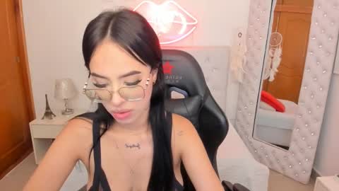 Snapshot of mia_jonnees chatting on February 2025 03:49:01 PM online show from February 2025 03:49:01 PM