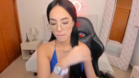 Snapshot of mia_jonnees chatting on February 2025 04:03:02 PM online show from February 2025 04:03:02 PM