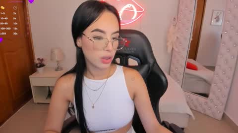 Snapshot of mia_jonnees chatting on March 2025 12:33:02 PM online show from March 2025 12:33:02 PM