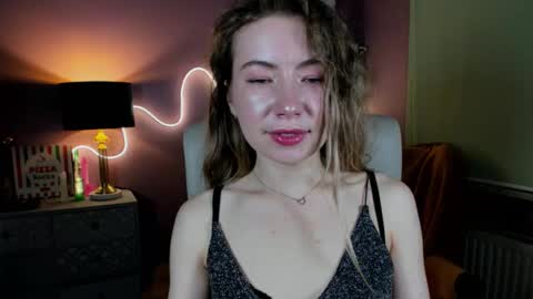 Mia online show from November 2025 03:03:01 PM