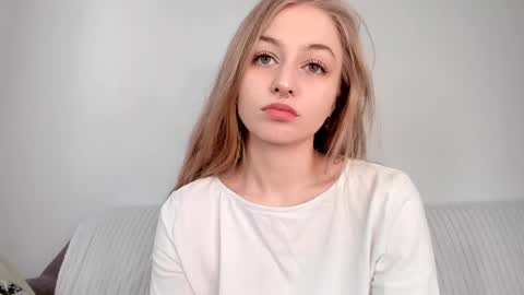 Snapshot of mia_meows chatting on April 2026 07:06:02 AM Mia here Appreciate your support online show from April 2026 07:06:02 AM
