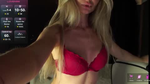 Snapshot of mia_mils chatting on December 2025 08:04:02 PM online show from December 2025 08:04:02 PM