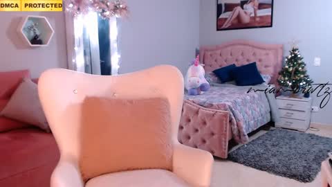 Mia online show from December 2024 12:09:02 AM