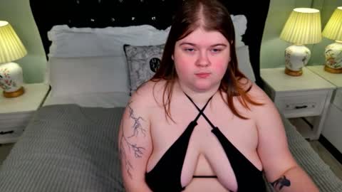 Snapshot of mia_of_your_dreams chatting on November 2025 06:01:01 PM Sweet Mia online show from November 2025 06:01:01 PM