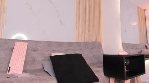 Mia online show from December 2024 12:50:01 AM