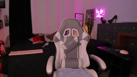 Snapshot of mia_ravenn chatting on April 2026 02:28:01 AM Mia online show from April 2026 02:28:01 AM