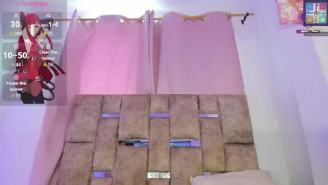 Snapshot of mia_royal chatting on April 2026 07:07:01 PM mia_royal online show from April 2026 07:07:01 PM