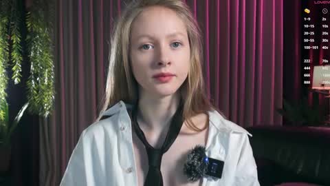 Snapshot of mia_vebes chatting on December 2025 05:19:02 PM Mia online show from December 2025 05:19:02 PM