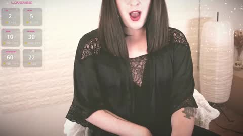 mia_wallase online show from December 2024 03:37:02 PM