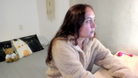 Mia   online show from February 2025 07:05:02 PM