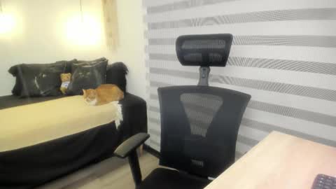 Mia   online show from October 2025 10:12:02 PM