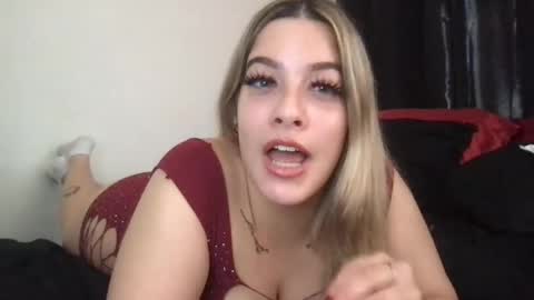 Mia Moji online show from October 2025 01:44:02 PM