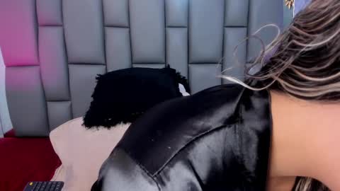 Mia online show from March 2025 12:04:02 PM