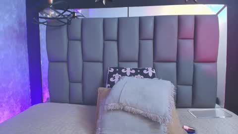 Mia online show from September 2025 12:05:02 PM