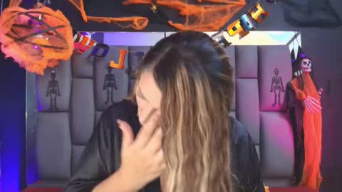 Mia online show from October 2025 12:07:02 PM