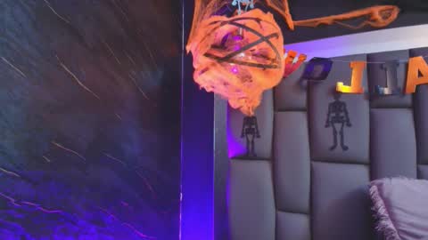 Mia online show from October 2025 12:06:01 PM