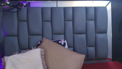 Mia online show from November 2025 12:05:01 PM