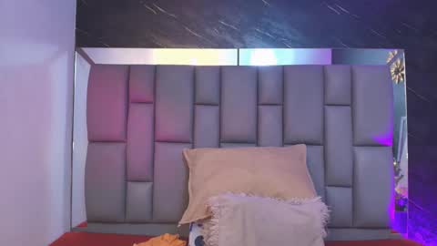 Mia online show from November 2025 12:08:02 PM