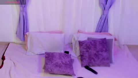 Snapshot of miaandmolly_ chatting on June 2026 12:32:02 AM mia red hair molly short hair online show from June 2026 12:32:02 AM