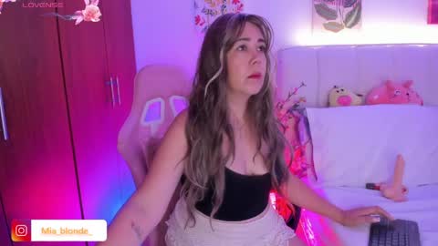 Snapshot of miablonde_ chatting on May 2026 07:10:02 PM MIA online show from May 2026 07:10:02 PM