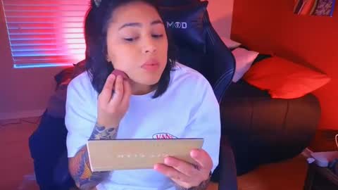 Snapshot of miacanela_xo chatting on January 2025 12:05:02 AM Mia online show from January 2025 12:05:02 AM