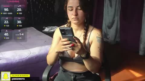 Mia online show from December 2025 07:53:02 PM