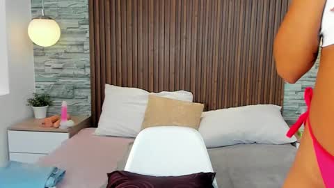 miagomezx online show from September 2025 08:10:01 PM