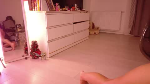 Mia online show from December 2025 10:06:02 PM