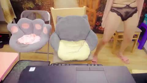 Mia online show from October 2025 02:10:01 AM