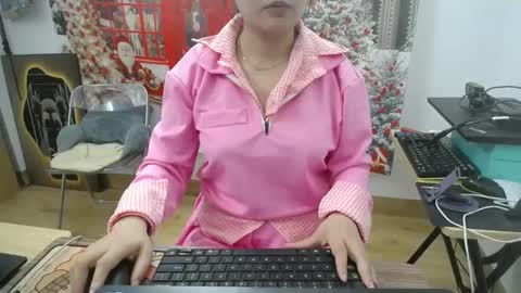 Mia online show from December 2025 09:04:01 AM