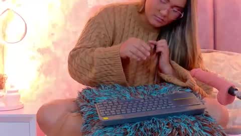 Snapshot of mialaurents chatting on April 2026 07:45:01 AM Mia online show from April 2026 07:45:01 AM