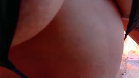 Snapshot of mialaurents chatting on April 2026 05:01:02 AM Mia online show from April 2026 05:01:02 AM