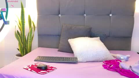 Snapshot of miamackleyn_ chatting on May 2026 01:38:01 PM MIA online show from May 2026 01:38:01 PM