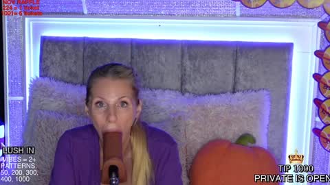 Snapshot of miamilfs chatting on November 2025 03:44:01 PM Mia online show from November 2025 03:44:01 PM