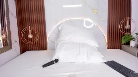 Mia  online show from October 2025 04:32:02 AM