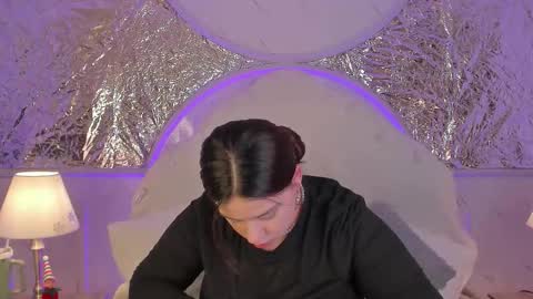 Snapshot of miamontoya chatting on December 2025 01:09:02 PM Mia -5 7001400 Follow online show from December 2025 01:09:02 PM