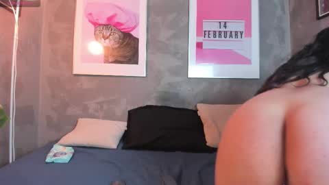 Mia online show from November 2025 08:52:02 PM